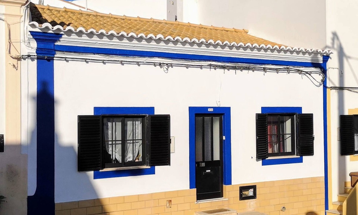 Ferragudo House | Fisherman's house with roof terrace in the village center