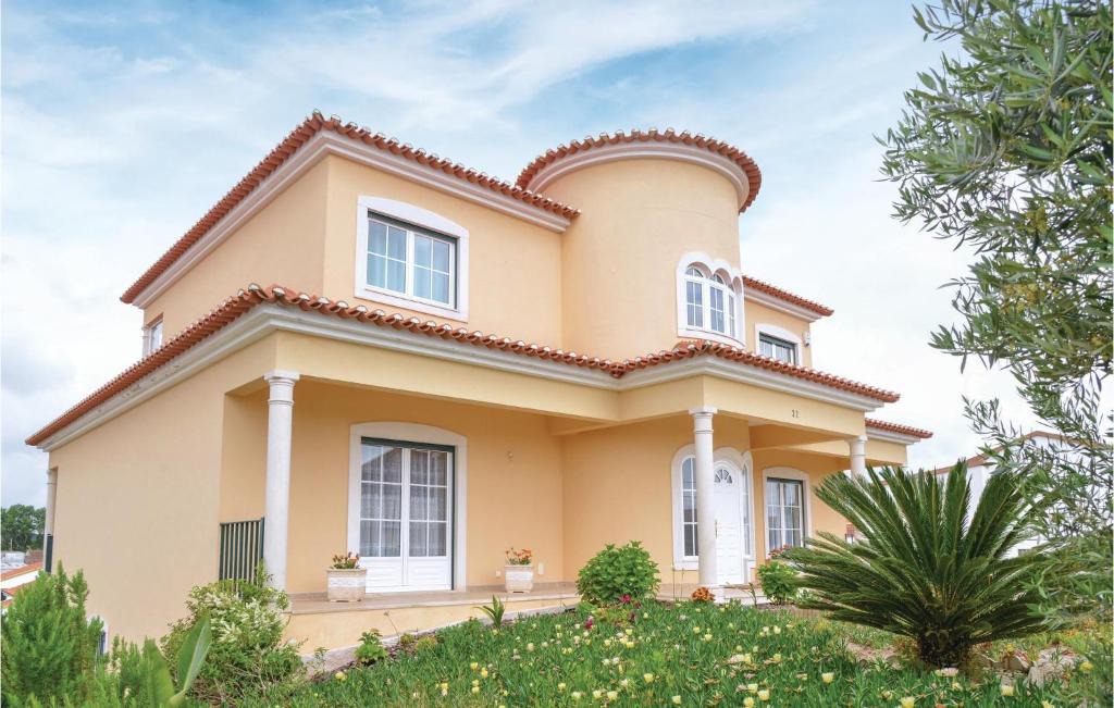 Lourinha House | Five-Bedroom Holiday Home in Miragaia