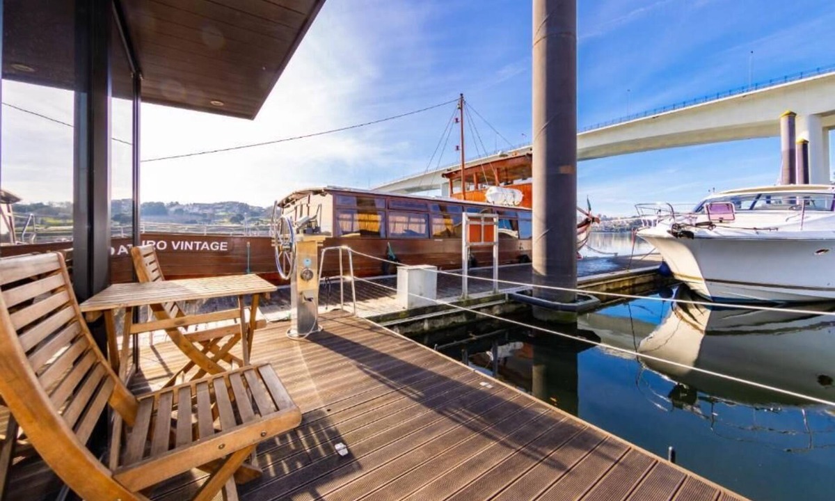 Campanha Boat Rental | Floating Boat in Douro Oporto by SLEEBOAT