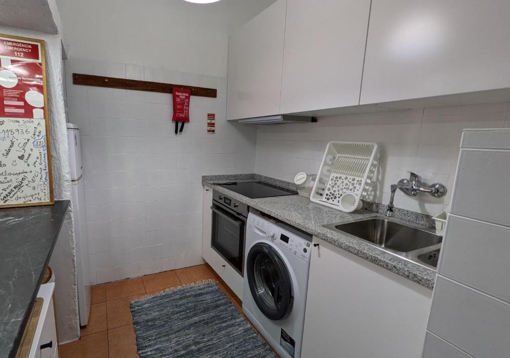Paranhos Apartment | ! Free Parking Street ! Ground Floor with Washer!