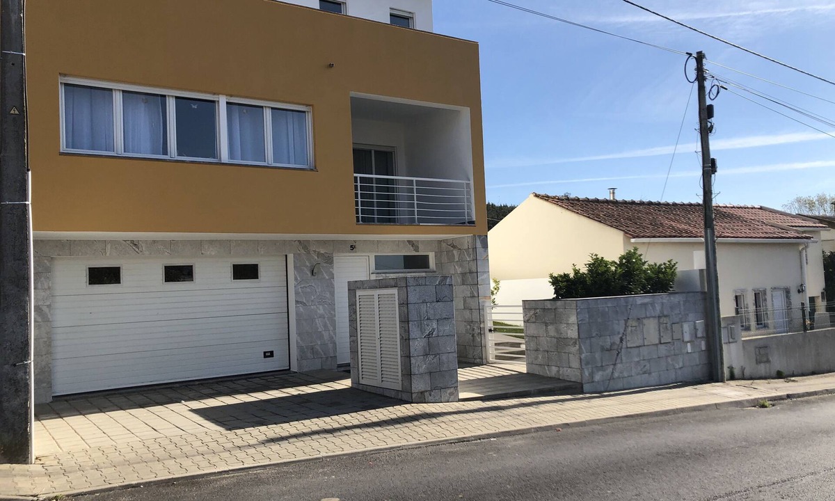 Lourinha House | Fully equipped house with a yard and barbecue, garage—6 km from the beaches