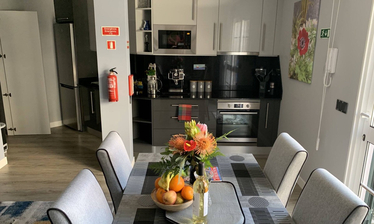 Sao Roque Apartment | Funchal Apt- Sleeps 2 - Pool & Parking - Madeira