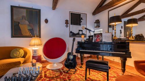 Sintra Bed & Breakfast | Giant Room in Sintra Center inside 17th century villa with snooker and patio