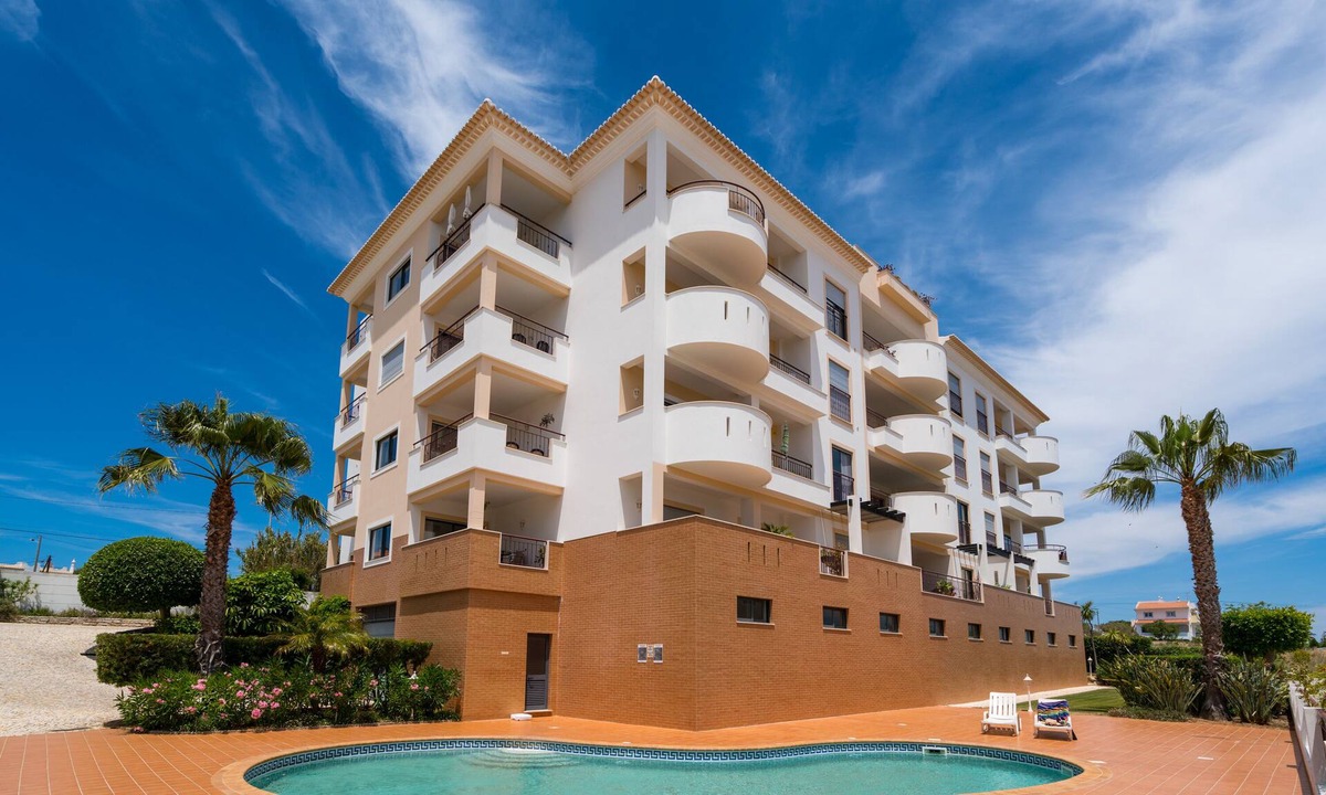 Albardeira Apartment | Great spacious apartment with views and shared Swimming-pool.