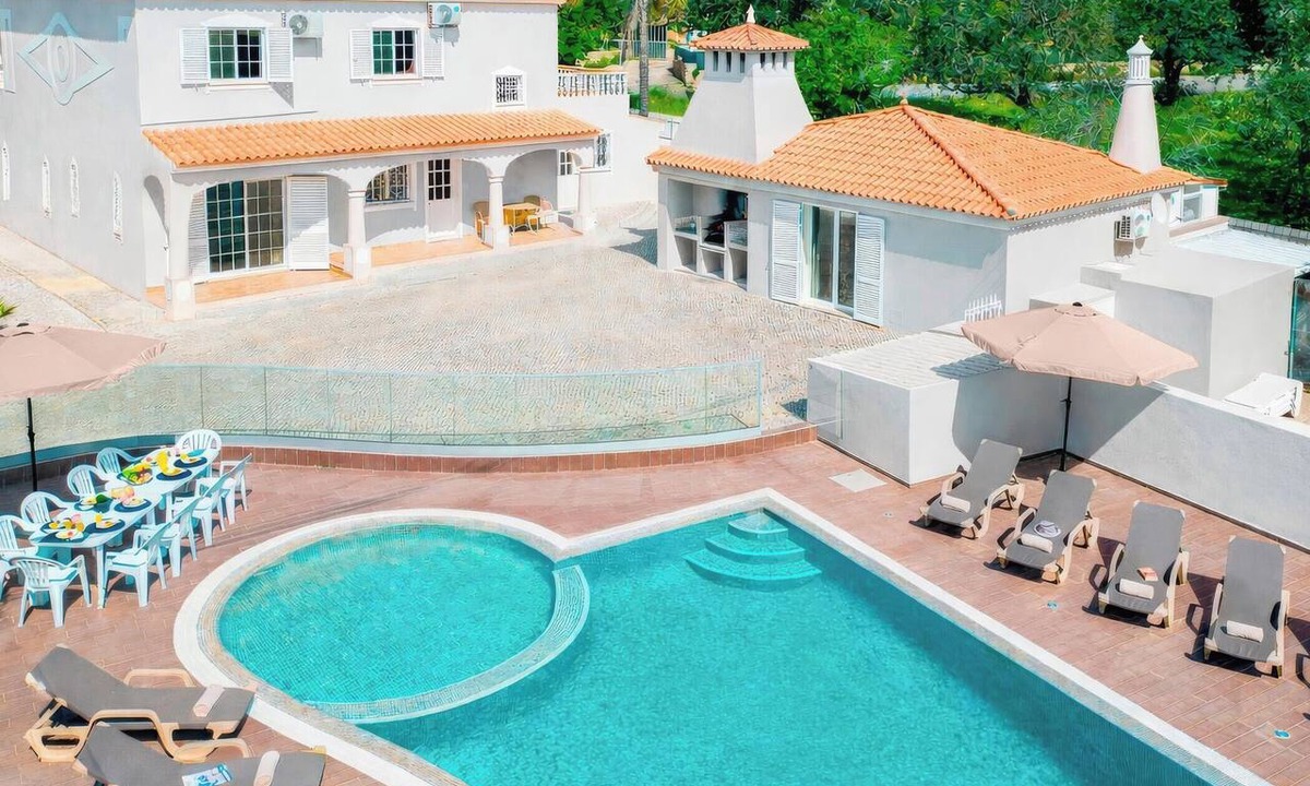 Albufeira Villa | Heatable Pool & BBQ Villa Near Albufeira Center