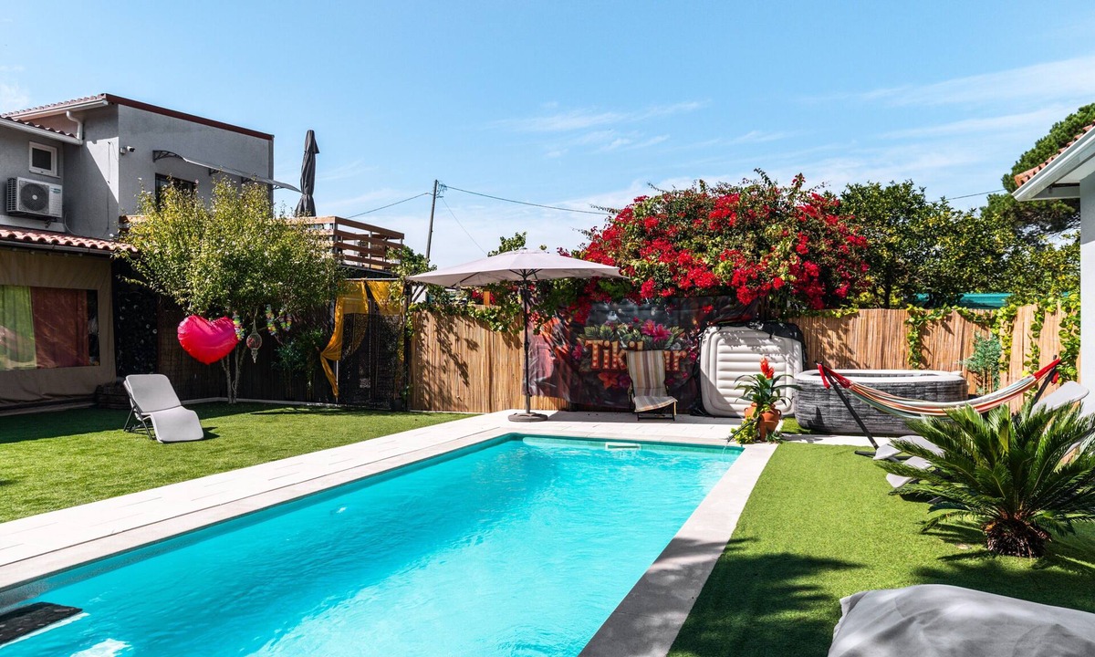 Charneca de Caparica e Sobreda Apartment | Holiday Apartment "Rebelsardine" with Shared Pool and Wi-Fi