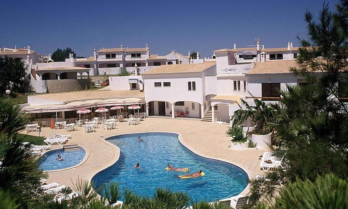 Alporchinhos Apartment | Holiday apartment with air conditioning, balcony, and pool