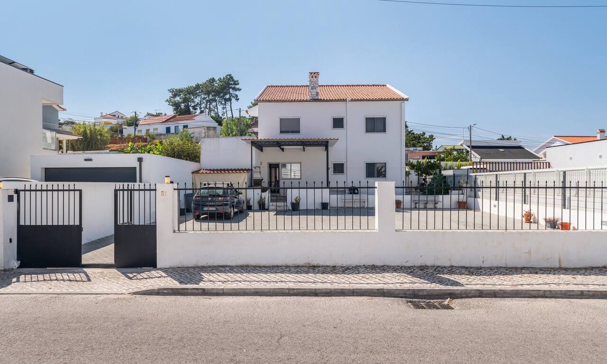 Charneca de Caparica e Sobreda House | Holiday Home 'Vivenda Alves' with Mountain View, Wi-Fi and Air Conditioning