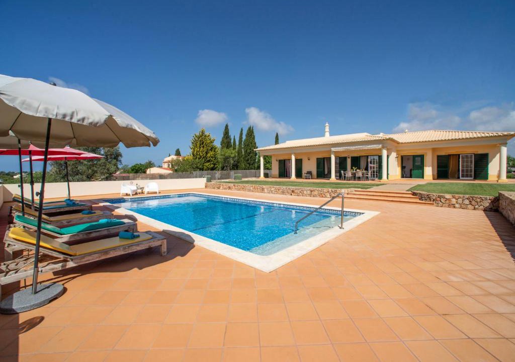 Caramujeira House | Holiday Home Alto da Rafoia by Interhome