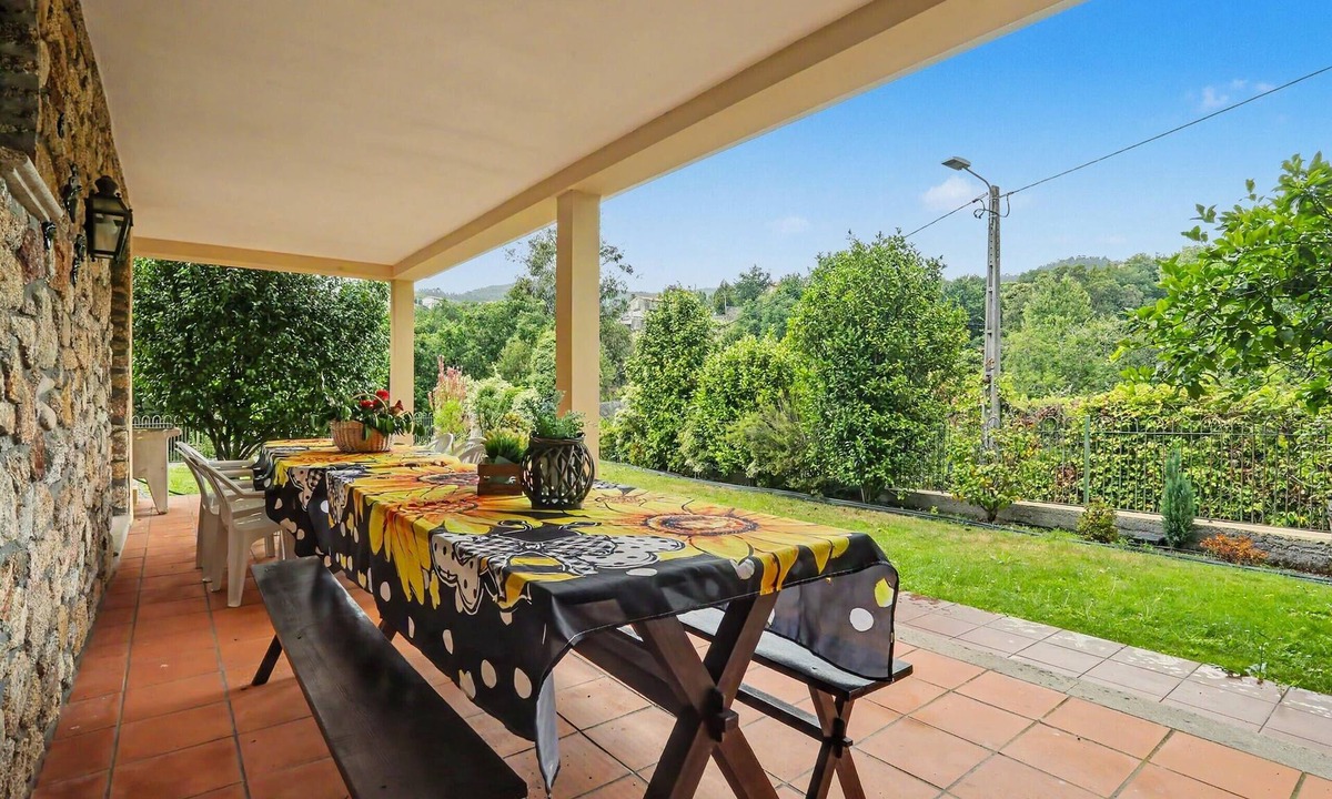 Vale de Cambra House | Holiday Home 'Casa Da Giesta' with Mountain View, Shared Terrace and Wi-Fi