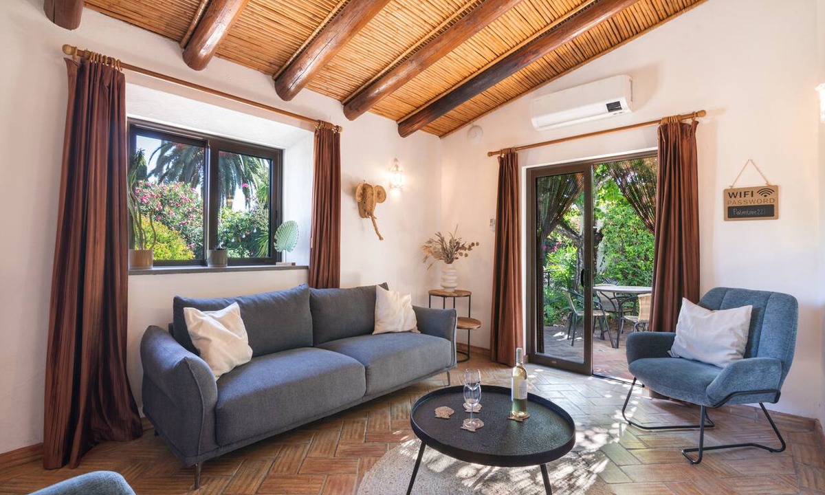 Sao Bras de Alportel House | Holiday Home 'Casa Ferrobo - Gemma' with Shared Pool, Wi-Fi and Air Conditioning