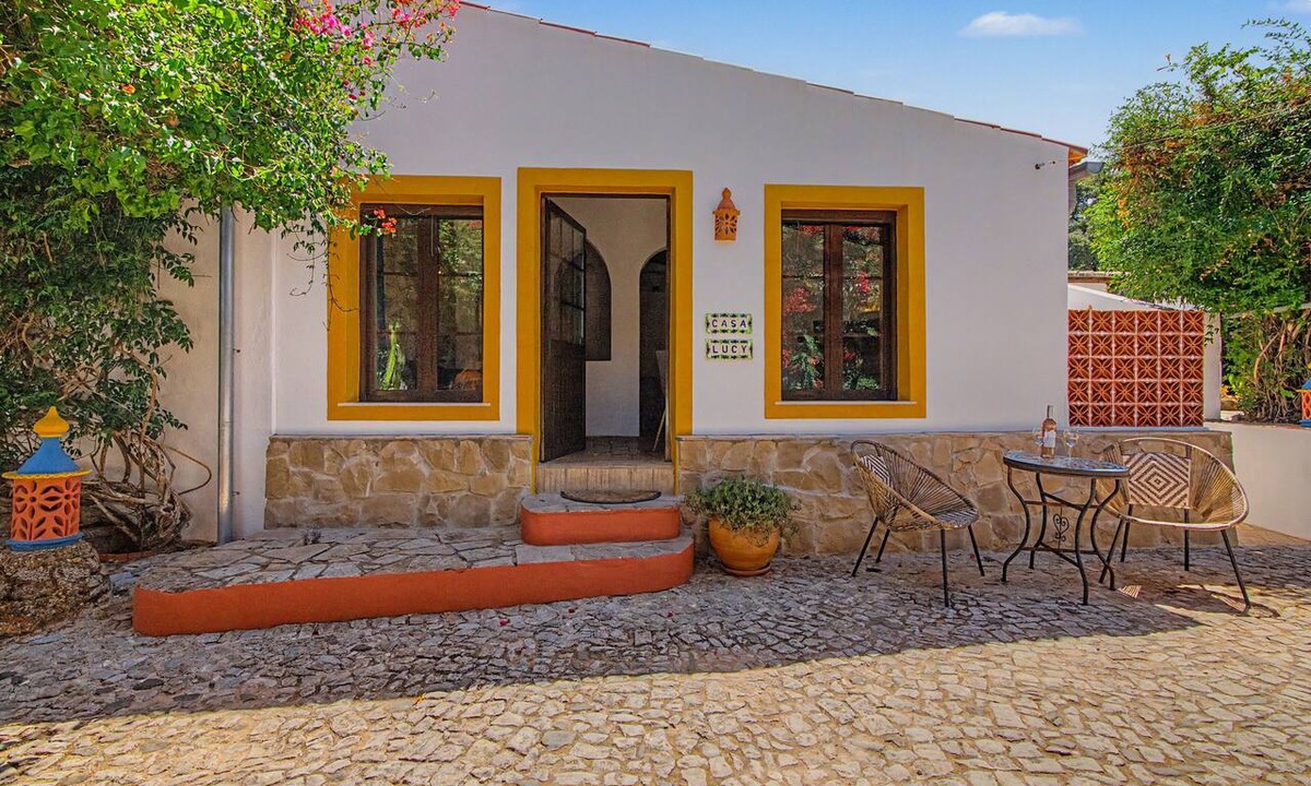 Sao Bras de Alportel House | Holiday Home 'Casa Ferrobo - Lucy' with Shared Pool, Wi-Fi and Air Conditioning