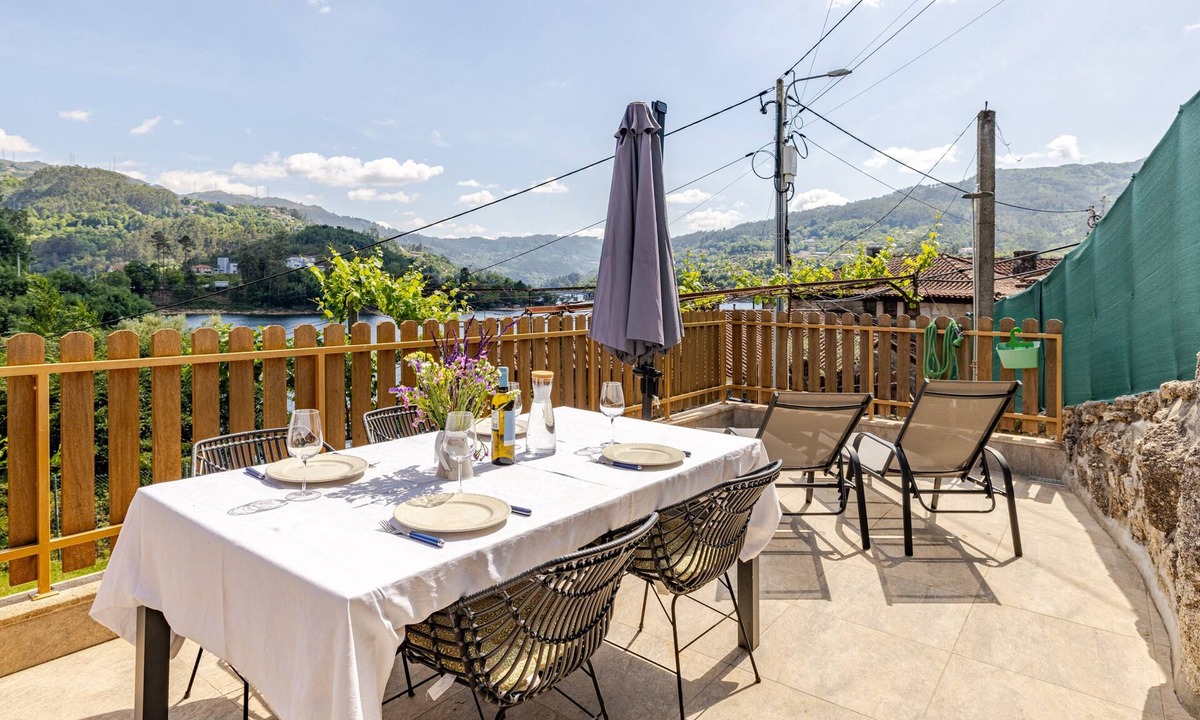 Terras de Bouro House | Holiday Home 'Estúdio À Beira Da Água No Gerês' with Lake View, Wi-Fi and Air Conditioning