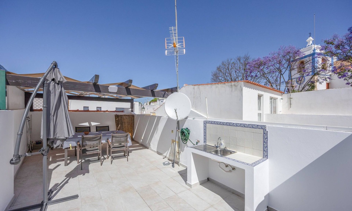 Alvor House | Holiday Home 'Lanzarote' with Private Terrace, Wi-Fi and Air Conditioning