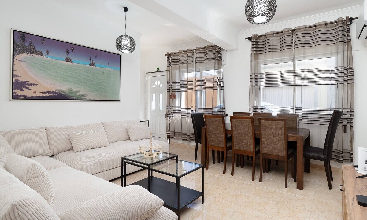 Olhao House | Holiday Home 'Linda' with Private Terrace, Wi-Fi and Air Conditioning