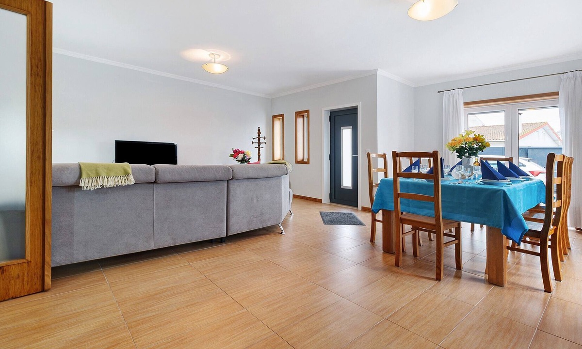Ilhavo House | Holiday Home 'Vivenda Sol E Mar' with 2 Private Terraces, 3 Balconies and Wi-Fi