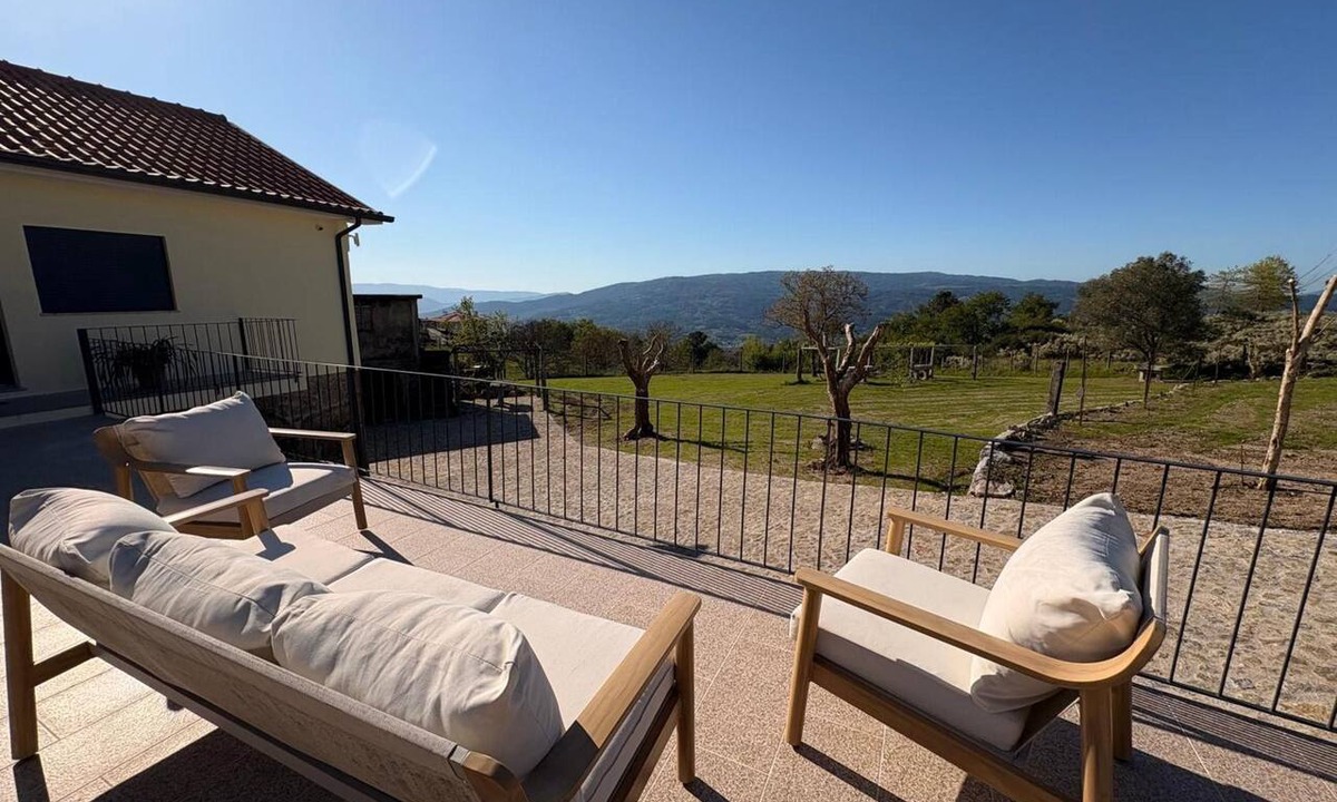 Lavradas House | Holiday Home 'Quinta De Fonte Coberta' with Mountain View, Wi-Fi and Air Conditioning