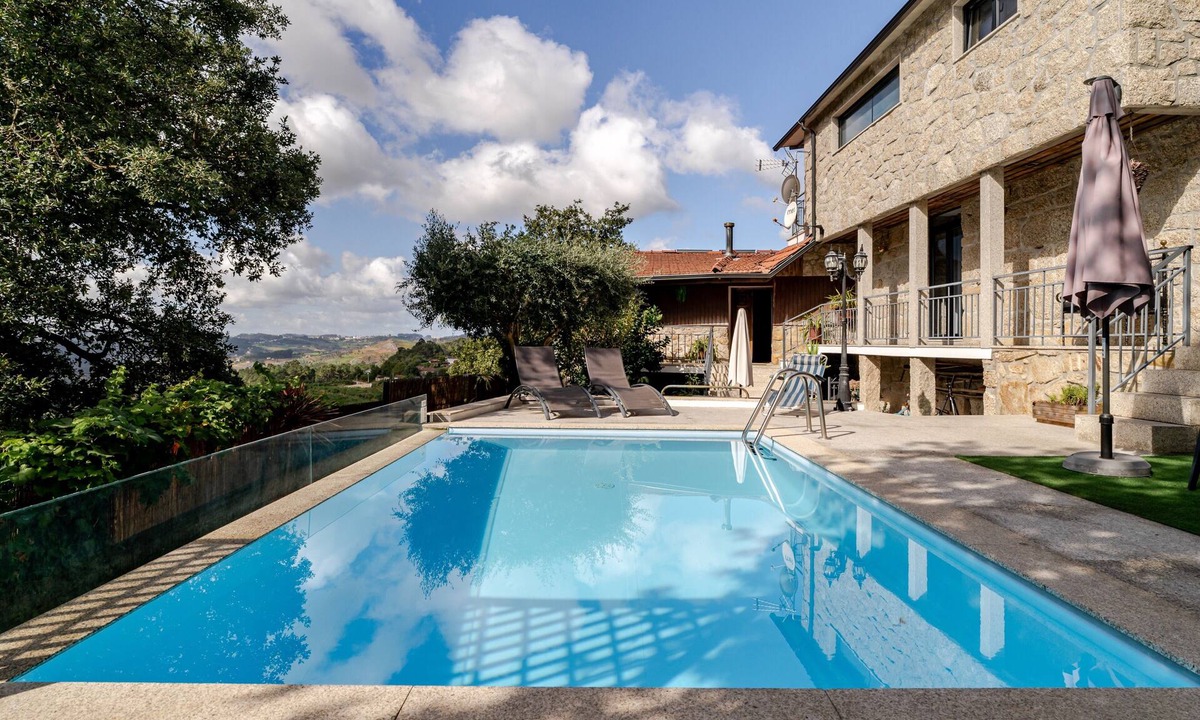 Celorico de Basto House | Holiday Home 'Real De Cima' with Mountain View, Wi-Fi and Air Conditioning