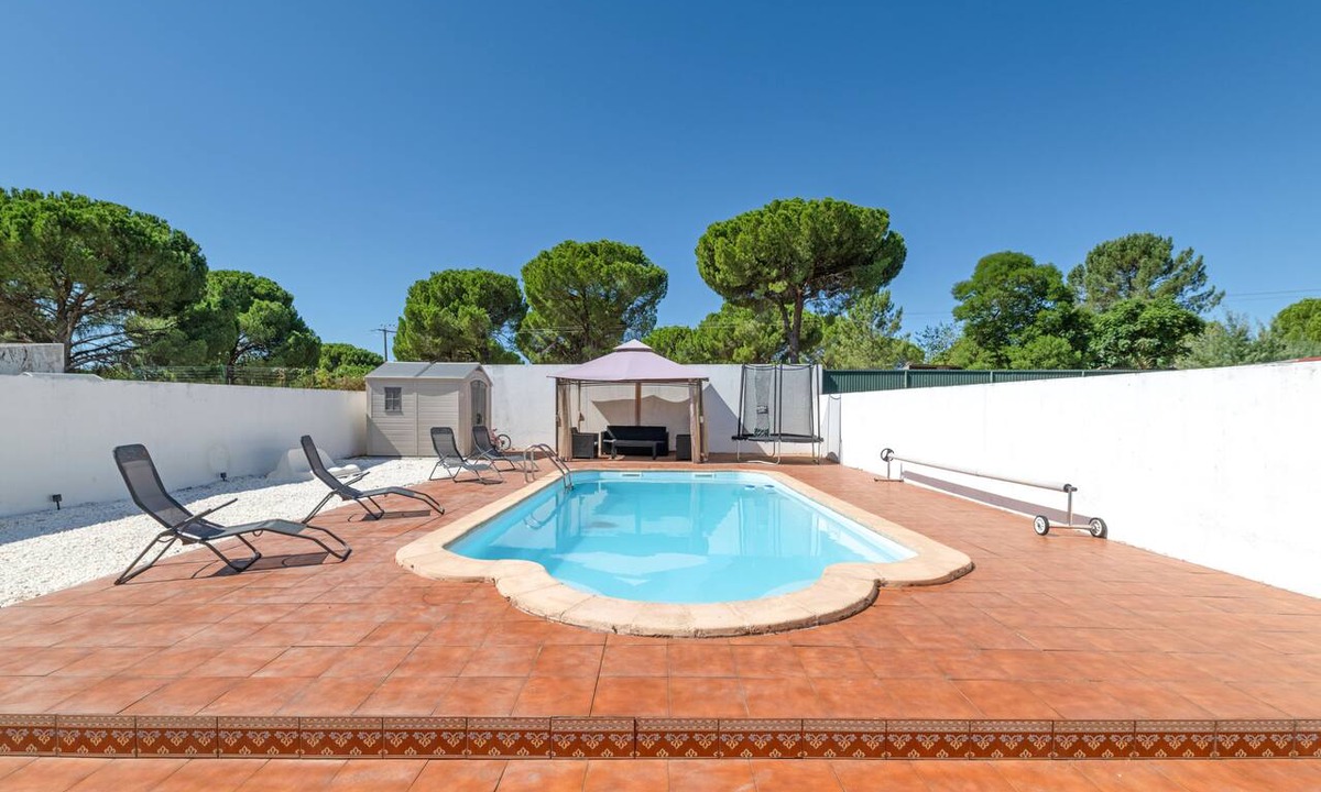 Alcacer do Sal House | Holiday Home 'The White Villa' with Private Pool, Wi-Fi and Air Conditioning