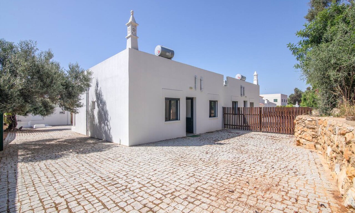 Olhao House | Holiday Home 'Vila Salero 7' with Shared Pool, Wi-Fi and Air Conditioning