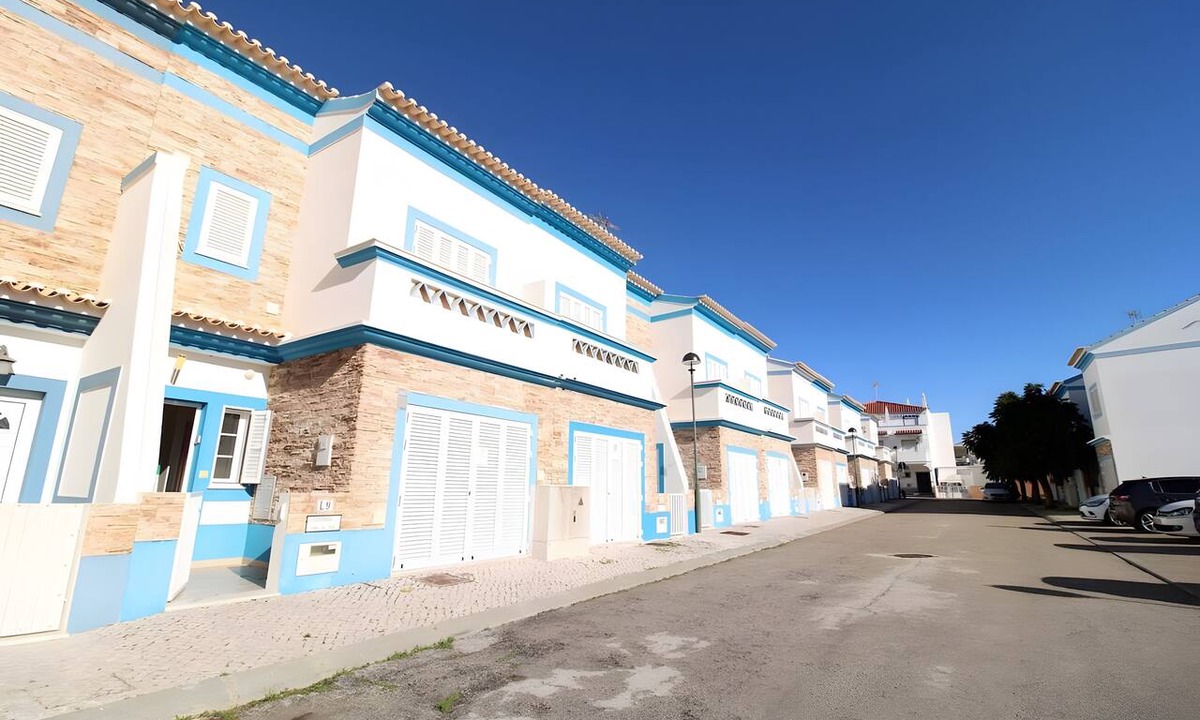 Manta Rota House | Holiday Home 'Villa Mira Praia' with Shared Pool, Wi-Fi and Air Conditioning