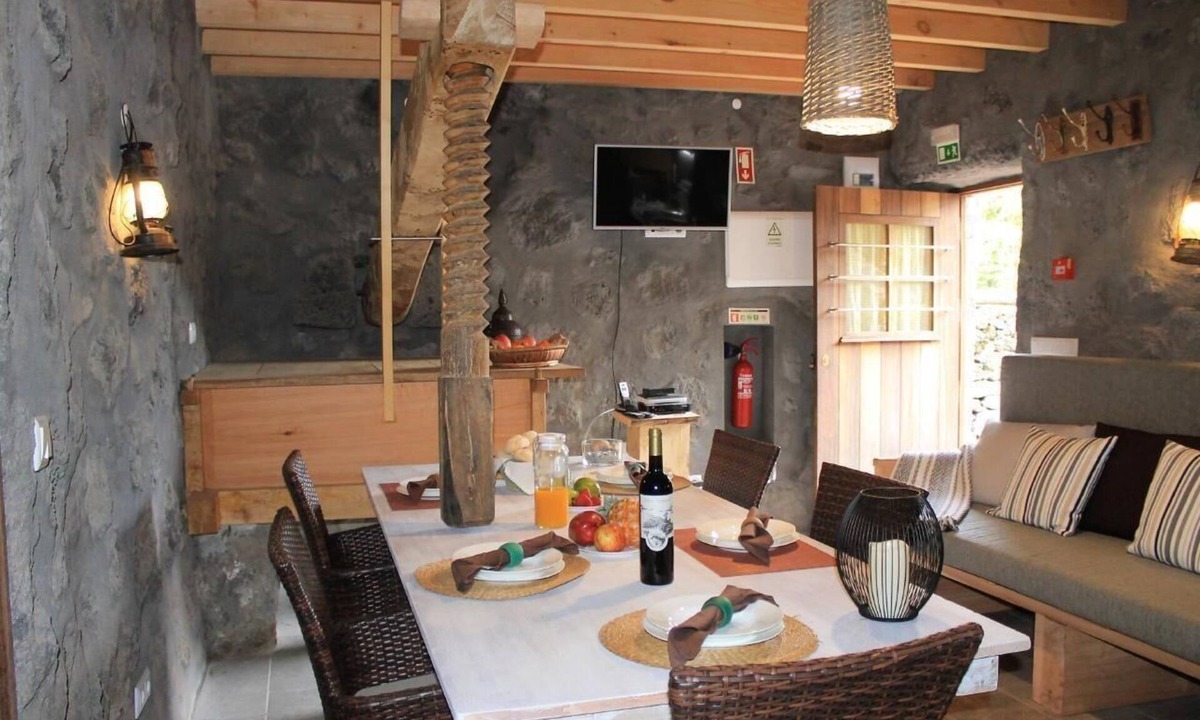 Prainha House | Holiday home "Vinea Lava" with view of the water