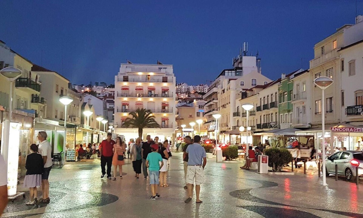 Nazare Apartment | Homerez - Spacious Apartment in Nazaré with Sea View