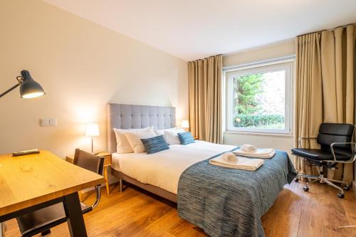 Paco De Arcos House | HomeySuite Bedroom 2 Seahouse
