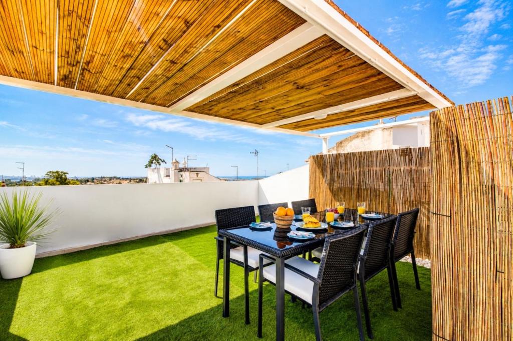Mexilhoeira Grande House | Horizon House - 3 Bedrooms - Rooftop Terrace & BBQ - AC