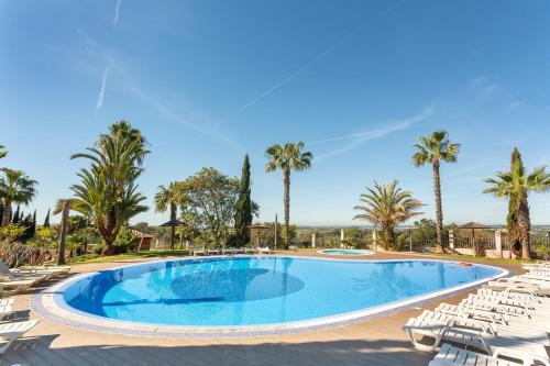 Penina Villa | Host Wise - Deluxe Spacious House with Terrace & Jacuzzi