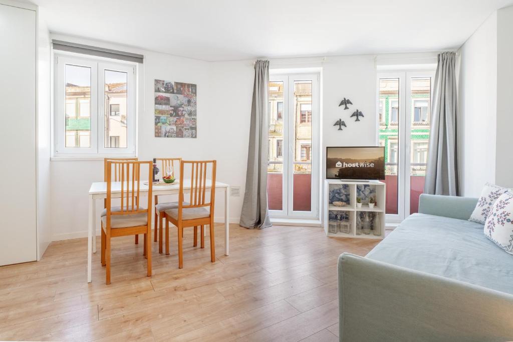 Campanha Apartment | Host Wise - Flat w Free Private Parking - Bright & Cozy