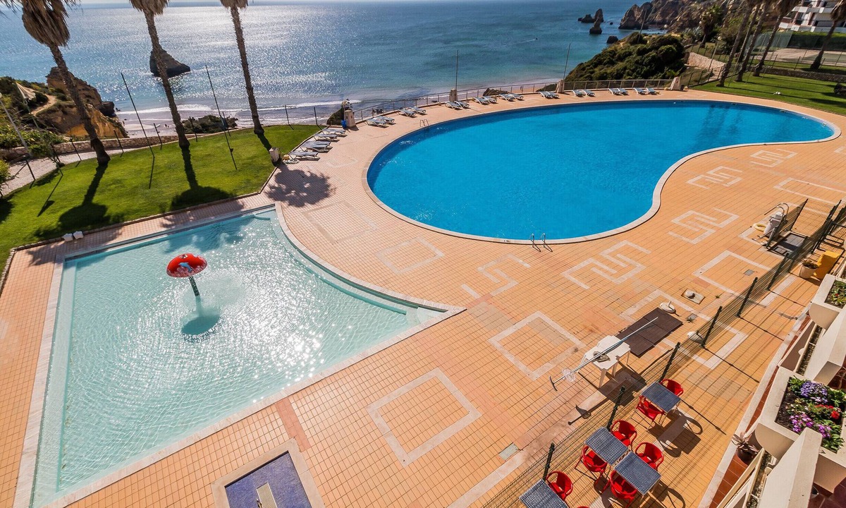 Ameijeira Apartment | Iberlagos 226: Dona Ana Beach | Location