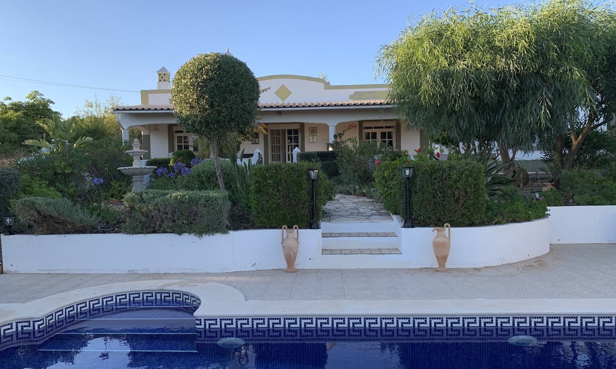 Alcantarilha Villa | Idyllic 2 bed villa with ac, private pool & stunning garden in central Algarve