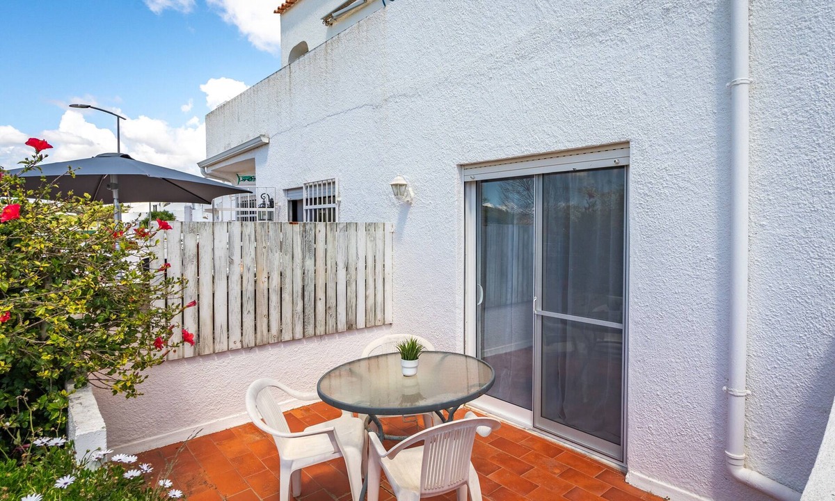 Alfanzina Apartment | Isabel Apartment with Garden by the Cliffs, 150m from the Beach