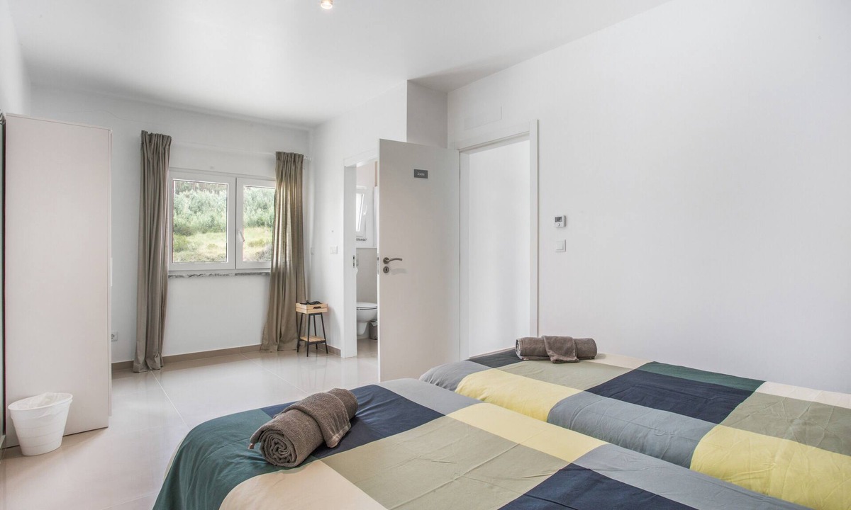 Lourinha Apartment | 'Jade' Room with Shared Pool, Shared Terrace and Wi-Fi