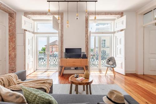 Santo Estevao Apartment | Jardim do Tabaco - Spacious and full of light 1 bdr apartment