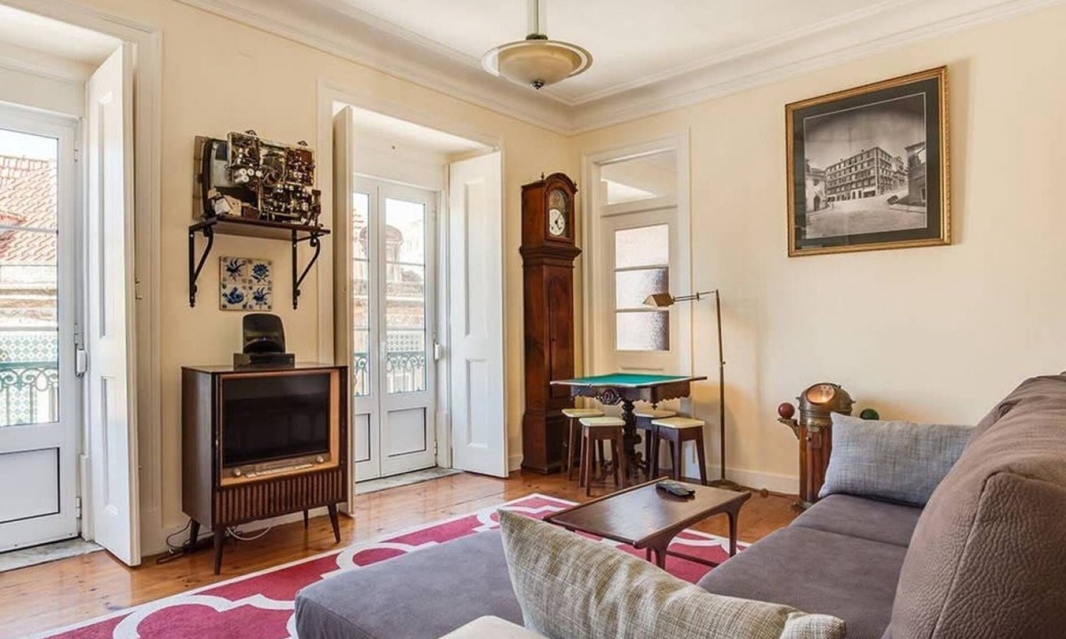Merces Apartment | JOIVY Lovely 3BR Apt w/workspace, nearby Botanical Garden of Lisbon
