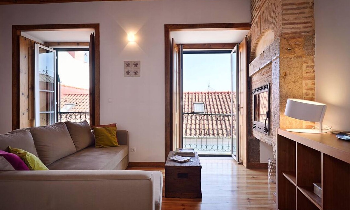 Santo Estevao Apartment | Large, old personality with functionality