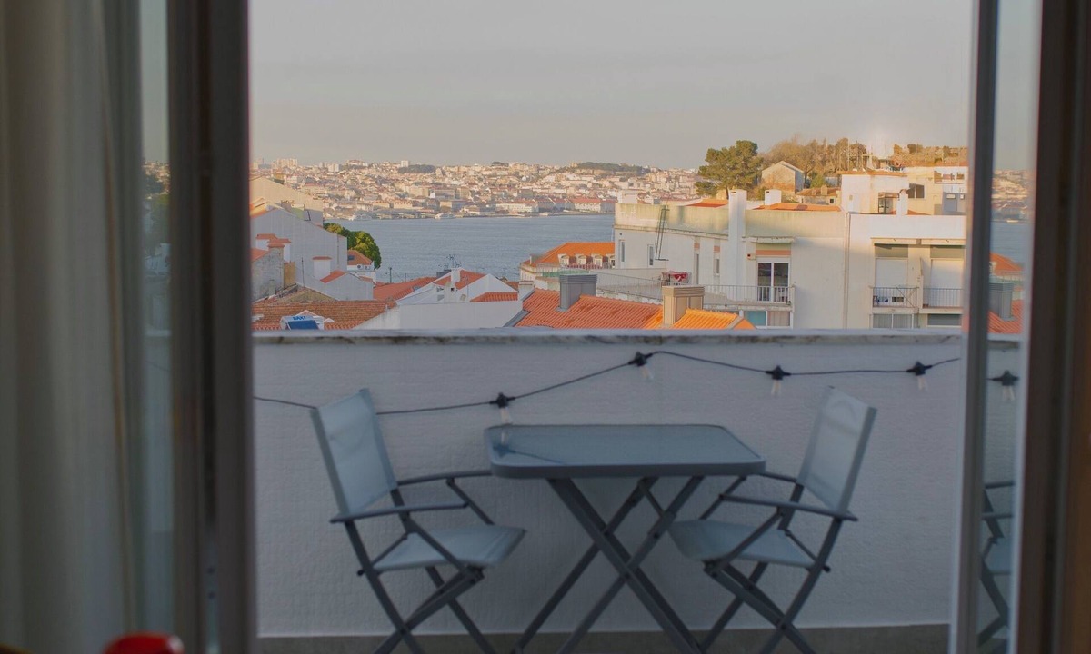 Cova da Piedade Apartment | Lisbon View - Balcony - AC & Gigabit WiFi