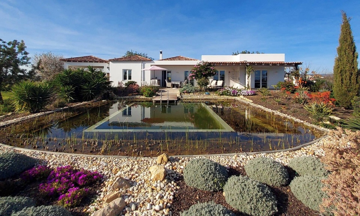 Quelfes House | Luxurious vacation home with natural pool and sea view