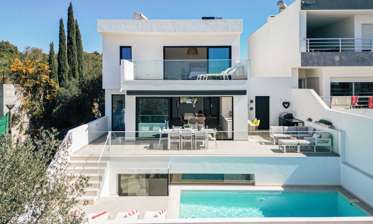 Salema Villa | Luxury 4 bed 4 bathroom Vila located in Salema Sleeps 8 adults/1 child