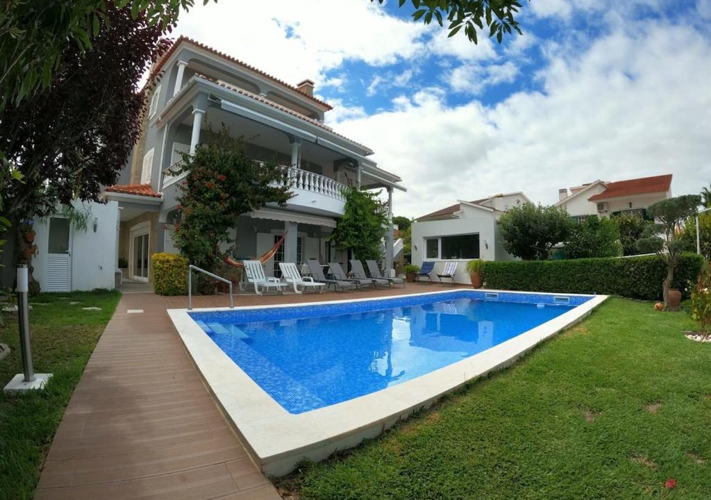Corroios Apartment | Luxury House with 4 Bedrooms & Pool in Marisol