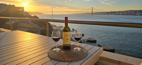 Cacilhas Apartment | Luxury Lisbon View & Balcony - AC & Elevator