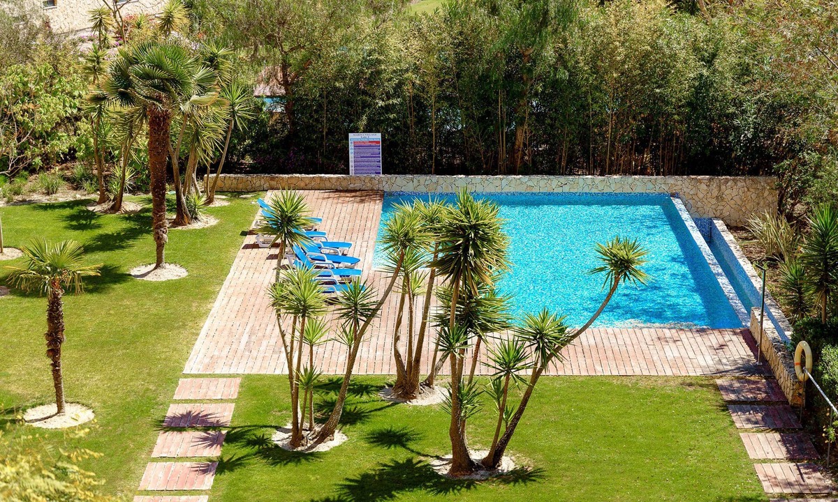Telheiro Apartment | Marina Village Pool Garage Prime Location AC
