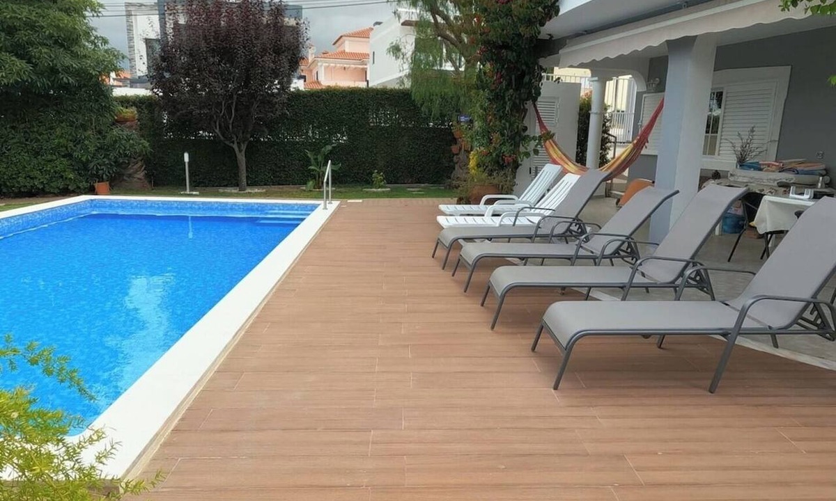 Corroios Apartment | Marisol, T4 duplex w/pool and garden, Caparica