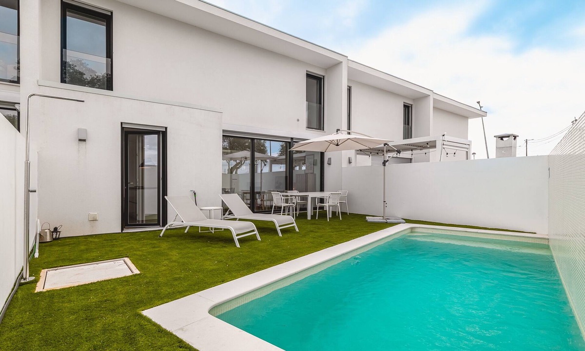 Caixas House | Meco Pool Villa Holiday Home with Private Pool, Wi-Fi, and Air Conditioning