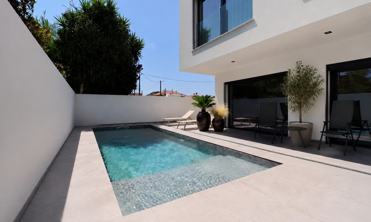 Corroios House | Modern 4-Bedroom Villa with Pool near Lisbon