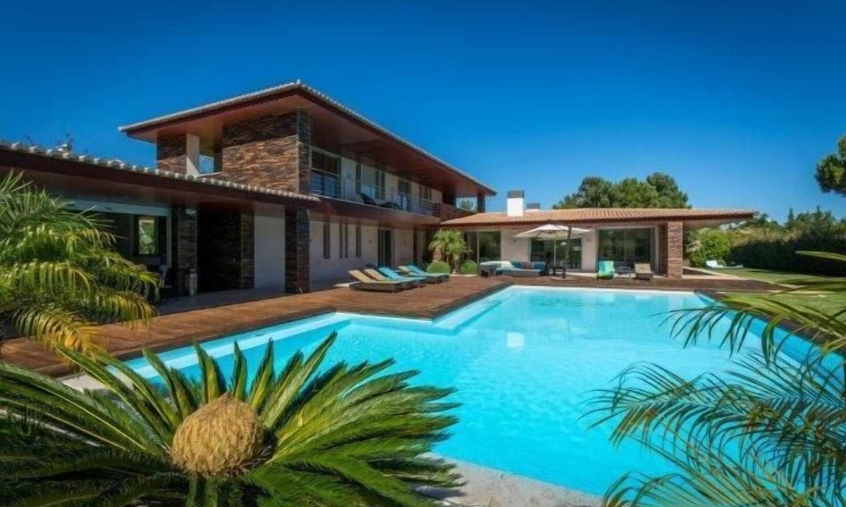 Quinta do Lago Villa | Modern 5 Bedroom Villa in the heart of Quinta do Lago. With gym, games room, pool and more DM07 - Almancil, Algarve