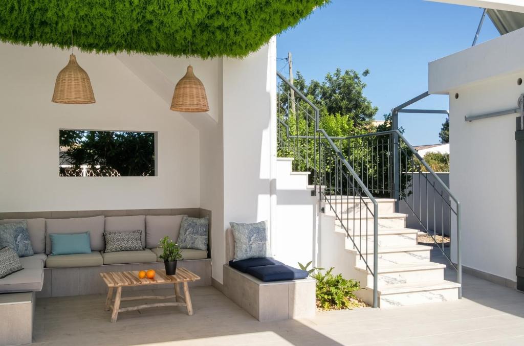 Vale de Seixos Apartment | Modern apartment in Estói with shared pool.