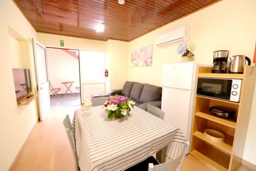 Campanario Apartment | Modern apartment in Prazeres with shared pool, 150 m²